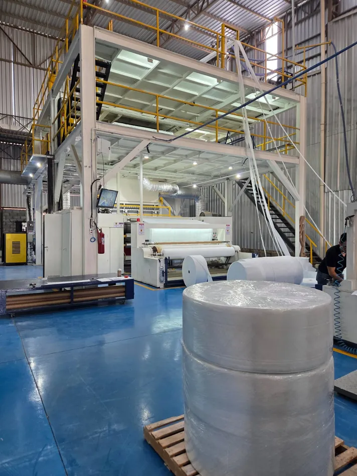 Linha de produção de TNT na fábrica da Celti